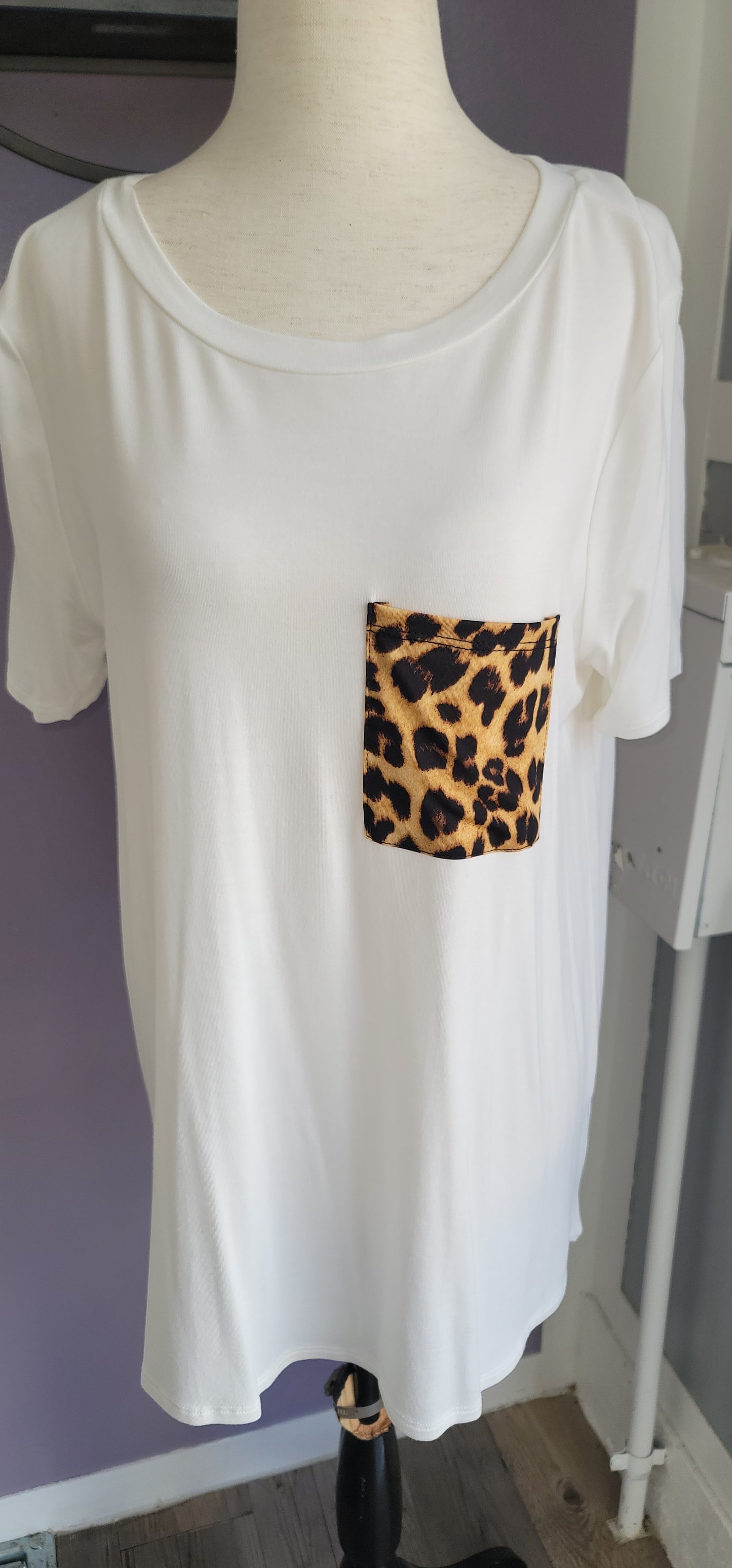 Solid tunic with leopard pocket