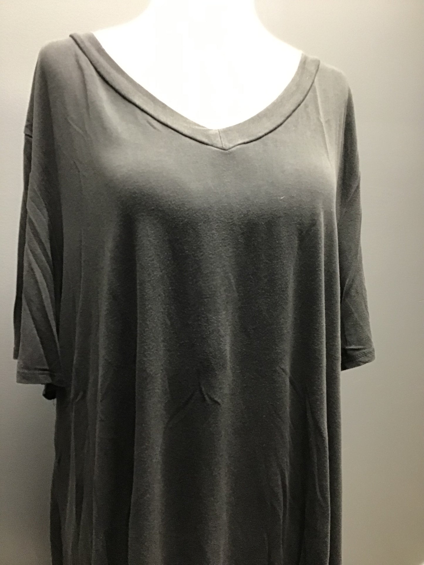 Solid v neck tee