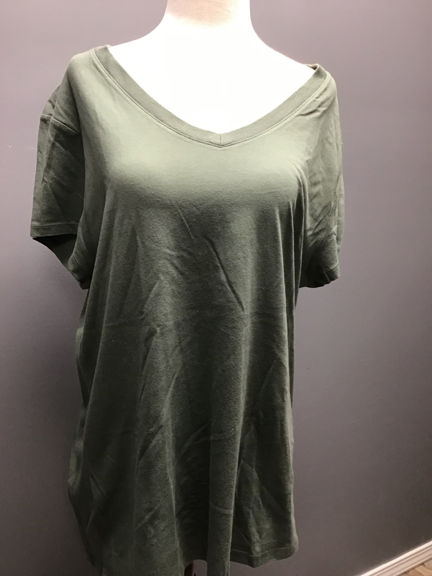 Solid v neck tee
